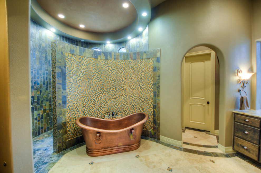 Aménagement d'une grande salle de bain principale bord de mer en bois vieilli avec un placard à porte plane, une baignoire indépendante, une douche d'angle, un carrelage bleu, un carrelage vert, un carrelage orange, mosaïque, un mur beige et un sol en carrelage de porcelaine.