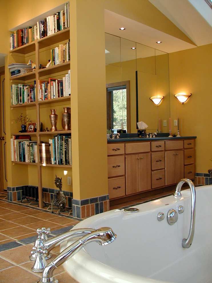 Großes Mediterranes Badezimmer En Suite mit flächenbündigen Schrankfronten, hellen Holzschränken, farbigen Fliesen und Mineralwerkstoff-Waschtisch in Philadelphia