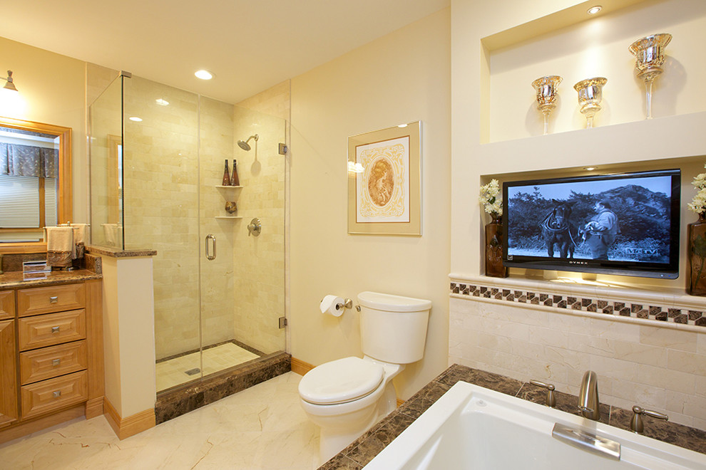 Foto på ett mellanstort medelhavsstil en-suite badrum, med luckor med upphöjd panel, skåp i ljust trä, ett platsbyggt badkar, en hörndusch, en toalettstol med separat cisternkåpa, vita väggar, ett undermonterad handfat, granitbänkskiva och dusch med gångjärnsdörr