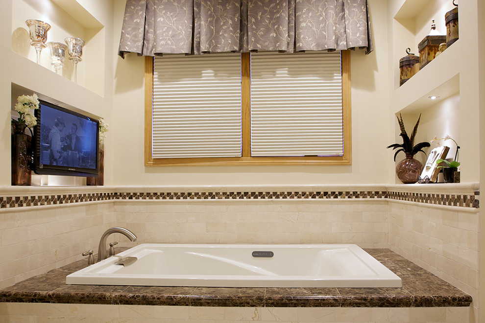 Exempel på ett mellanstort medelhavsstil en-suite badrum, med luckor med upphöjd panel, skåp i ljust trä, ett platsbyggt badkar, en hörndusch, en toalettstol med separat cisternkåpa, vita väggar, ett undermonterad handfat, granitbänkskiva och dusch med gångjärnsdörr