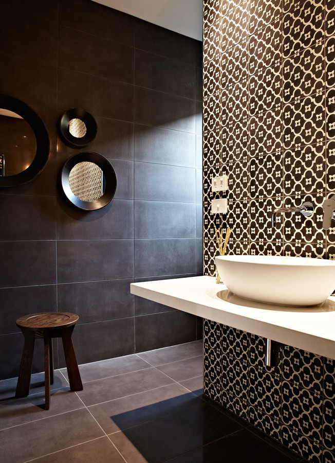 Idéer för att renovera ett stort funkis badrum, med grå väggar, ett väggmonterat handfat och grått golv