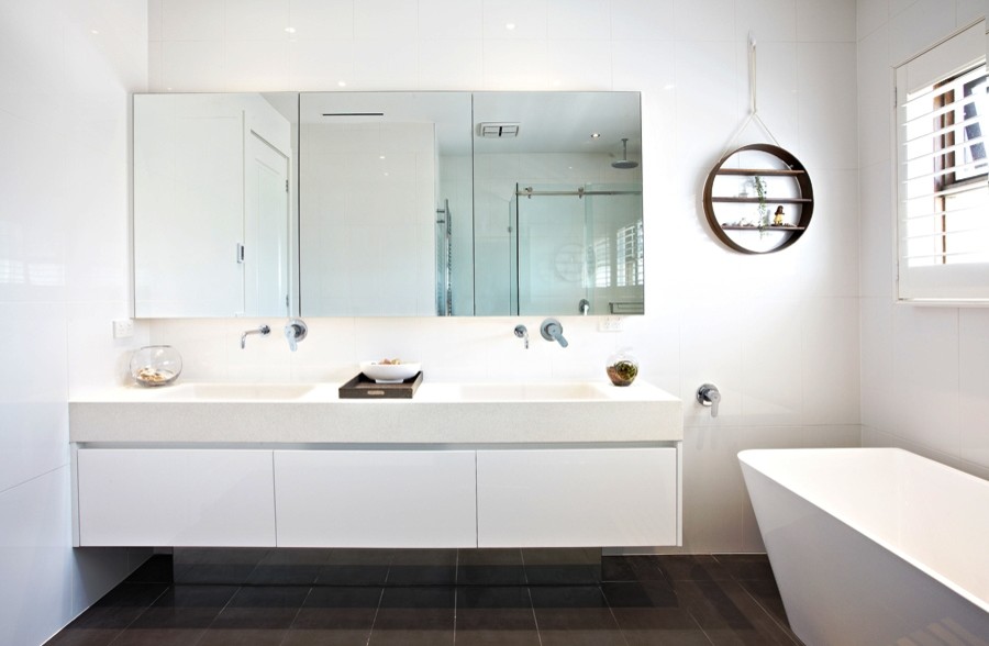 Foto di una grande stanza da bagno contemporanea con vasca freestanding, piastrelle bianche, pareti bianche, lavabo sospeso, pavimento grigio e porta doccia a battente
