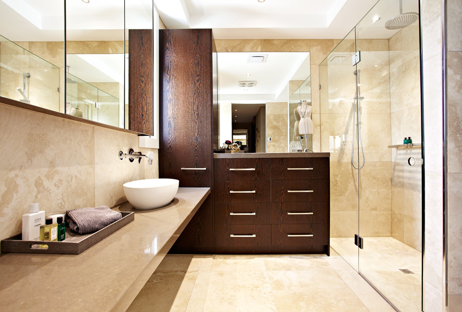 Idee per una grande stanza da bagno minimal con doccia alcova, piastrelle beige, pareti beige, lavabo sospeso, pavimento beige e porta doccia a battente