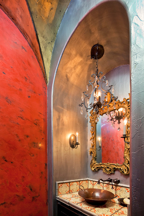 Ejemplo de cuarto de baño mediterráneo extra grande con paredes negras y aseo y ducha