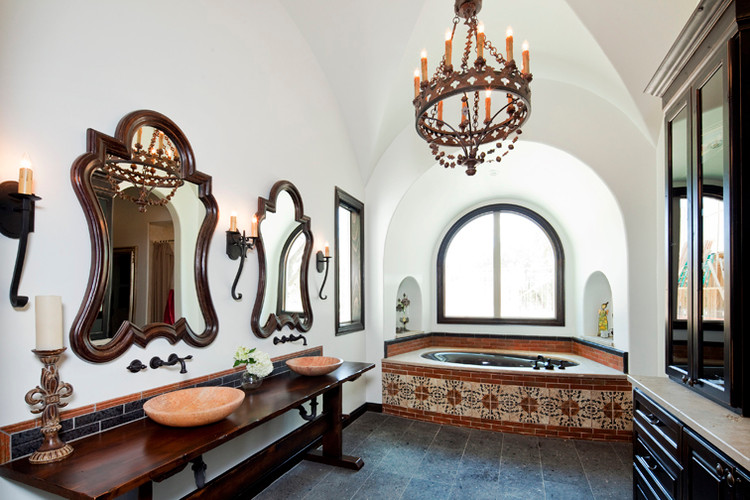 Foto de cuarto de baño principal mediterráneo extra grande con lavabo sobreencimera, paredes blancas y suelo de baldosas de cerámica