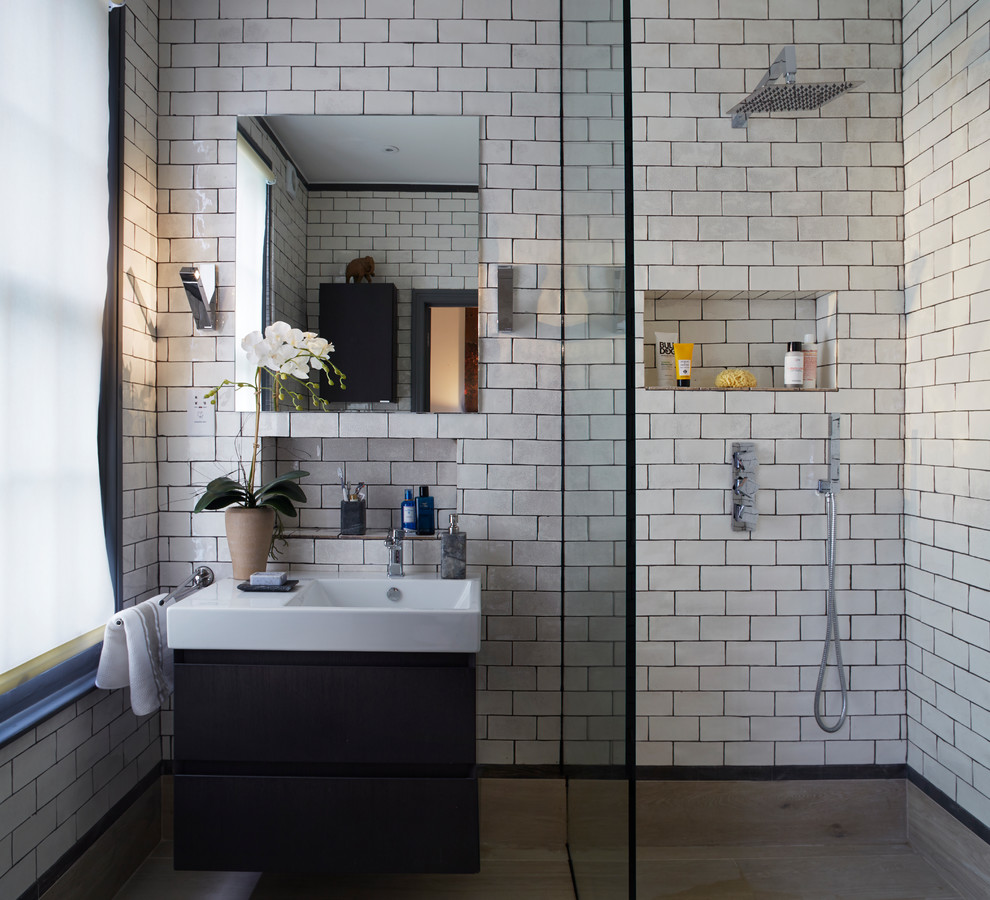 Стильный дизайн: маленькая главная ванная комната в средиземноморском стиле с открытым душем, белой плиткой, керамической плиткой, подвесной раковиной, бежевым полом и открытым душем для на участке и в саду - последний тренд