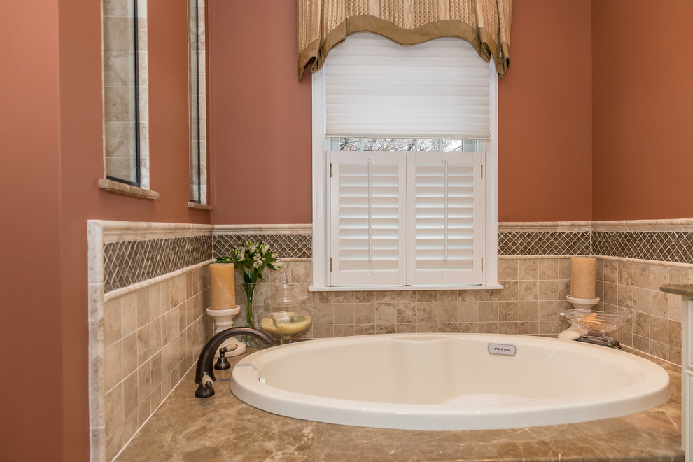 На фото: главная ванная комната среднего размера в классическом стиле с накладной ванной, бежевой плиткой, каменной плиткой, красными стенами и мраморной столешницей с