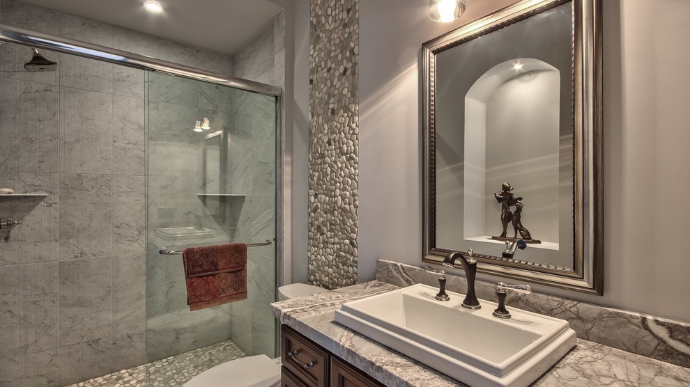 Свежая идея для дизайна: ванная комната в средиземноморском стиле с фасадами в стиле шейкер, темными деревянными фасадами, ванной в нише, угловым душем, раздельным унитазом, коричневой плиткой, плиткой мозаикой, бежевыми стенами, полом из линолеума, врезной раковиной и столешницей из талькохлорита - отличное фото интерьера