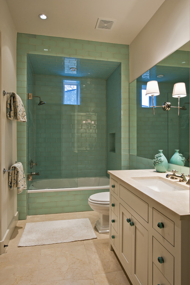 Imagen de cuarto de baño rectangular contemporáneo con bañera empotrada, combinación de ducha y bañera, baldosas y/o azulejos verdes y baldosas y/o azulejos de vidrio