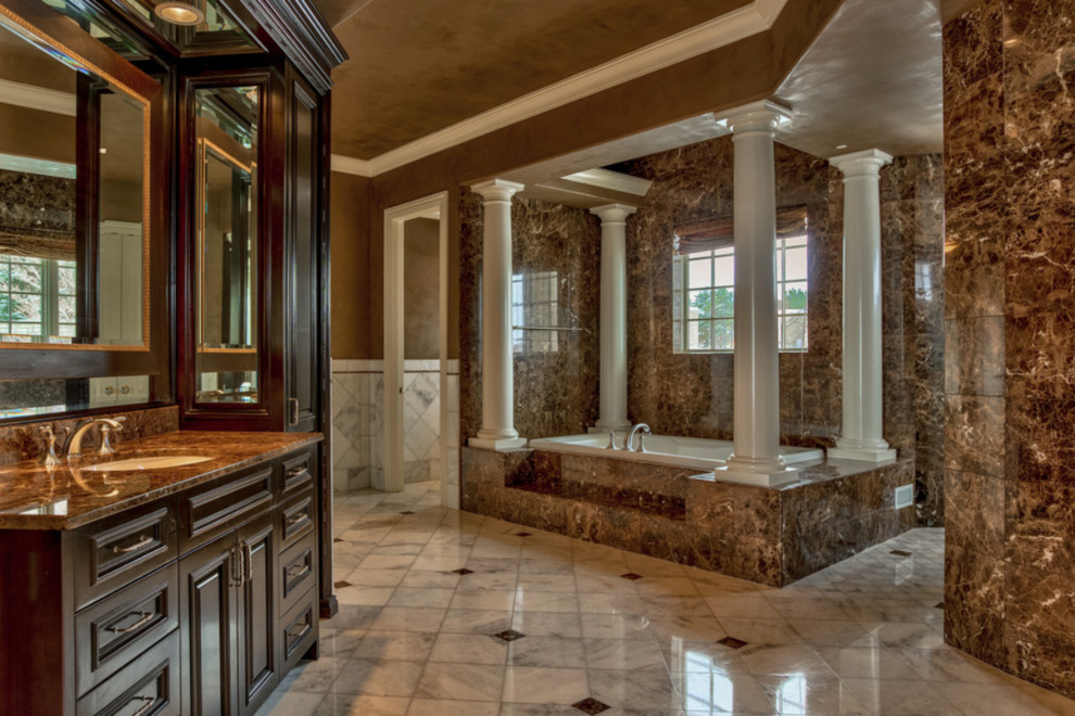 Foto de cuarto de baño principal mediterráneo extra grande con bañera encastrada, paredes beige y suelo de mármol