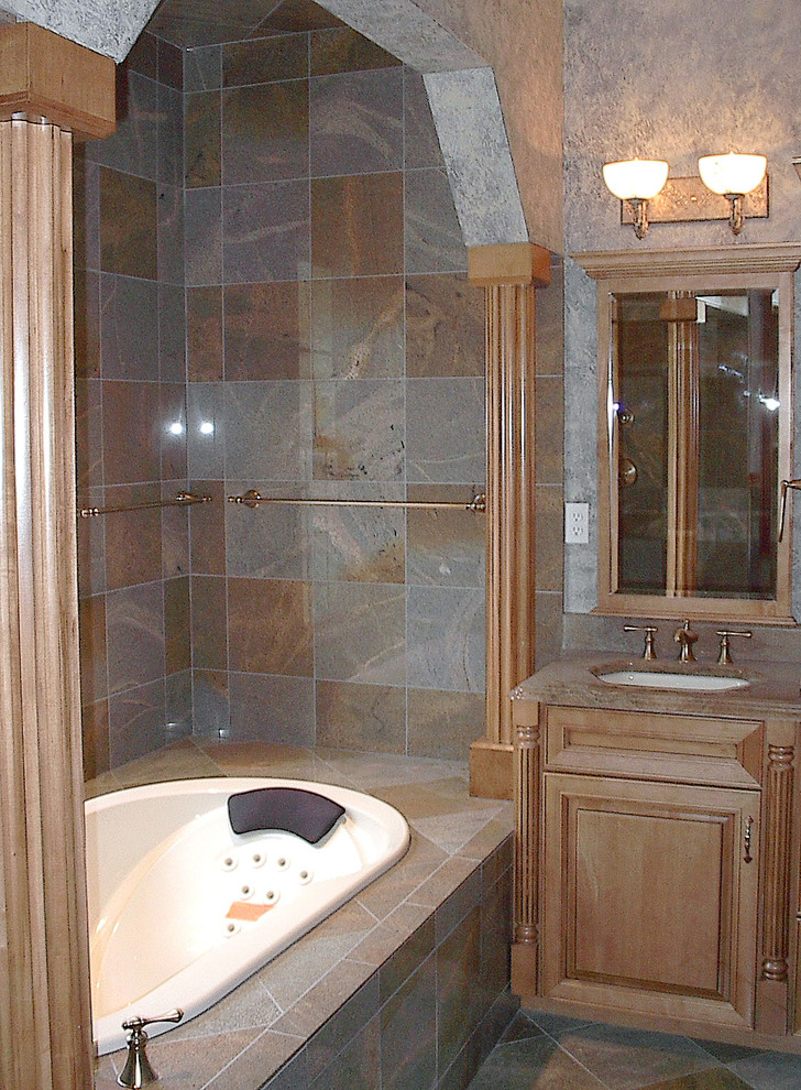 Свежая идея для дизайна: большая главная ванная комната в викторианском стиле с фасадами с выступающей филенкой, светлыми деревянными фасадами, накладной ванной, унитазом-моноблоком, серой плиткой, керамической плиткой, разноцветными стенами, врезной раковиной, столешницей из гранита и открытым душем - отличное фото интерьера