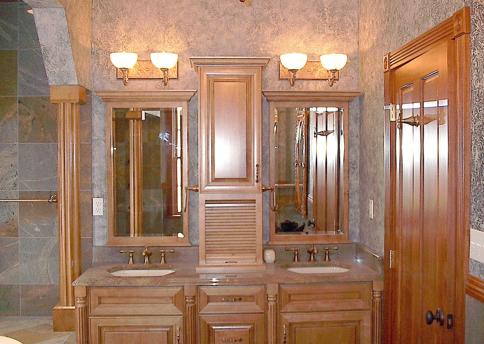 Источник вдохновения для домашнего уюта: большая главная ванная комната в средиземноморском стиле с фасадами с выступающей филенкой, светлыми деревянными фасадами, накладной ванной, душем в нише, серой плиткой, разноцветными стенами, врезной раковиной, столешницей из гранита, каменной плиткой и унитазом-моноблоком