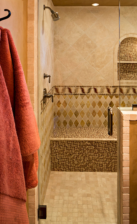 Foto de cuarto de baño mediterráneo con ducha a ras de suelo y baldosas y/o azulejos de travertino