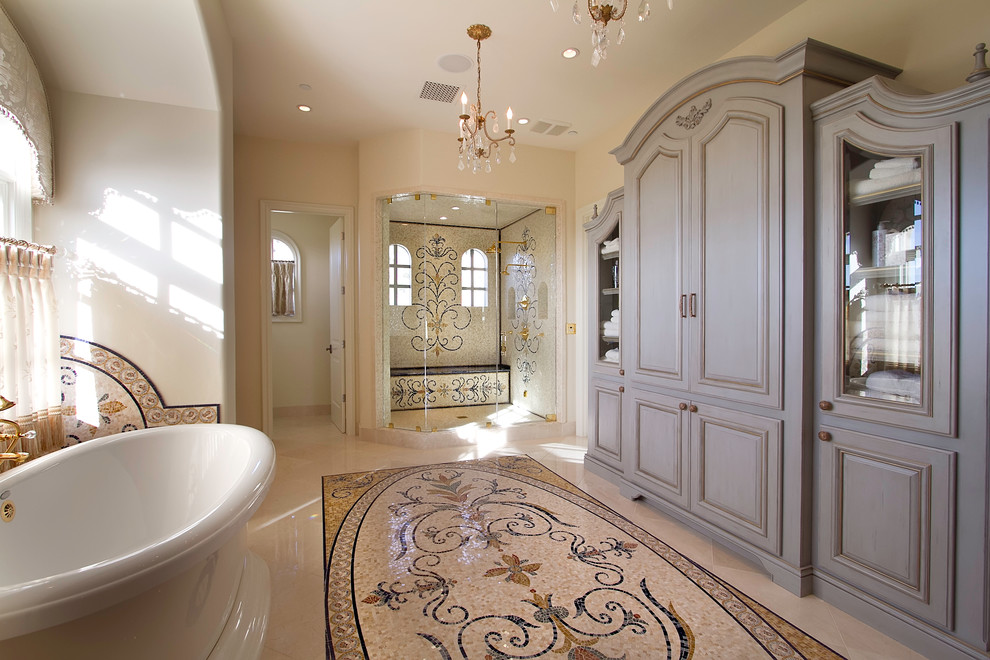 Modelo de cuarto de baño principal tradicional extra grande con bañera exenta, ducha empotrada, paredes beige, suelo con mosaicos de baldosas, suelo marrón y ducha con puerta con bisagras