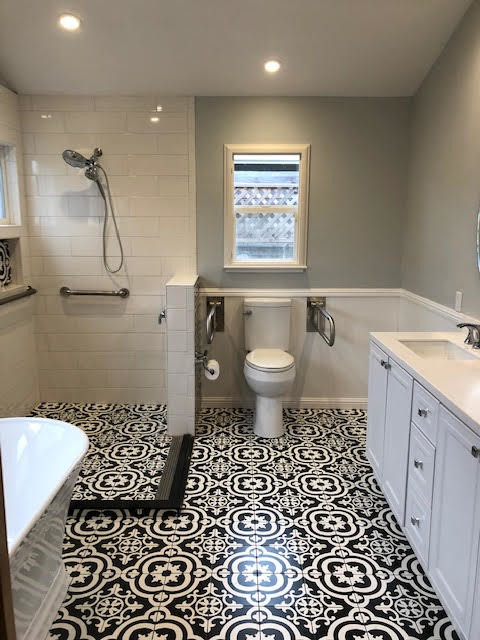На фото: главная ванная комната среднего размера в классическом стиле с отдельно стоящей ванной, угловым душем, раздельным унитазом, белой плиткой, керамической плиткой, серыми стенами, полом из керамической плитки, разноцветным полом и открытым душем с
