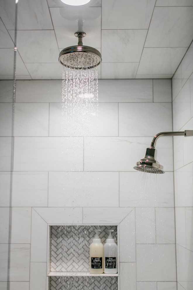 Imagen de cuarto de baño principal contemporáneo grande con armarios con paneles lisos, ducha empotrada, paredes blancas, suelo de mármol, lavabo bajoencimera y encimera de mármol