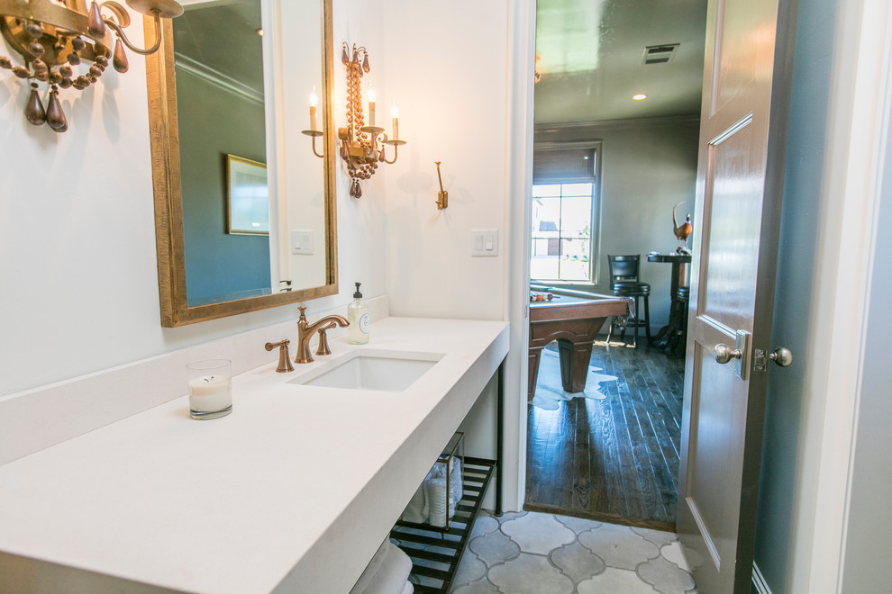 Imagen de cuarto de baño actual de tamaño medio con paredes blancas, suelo de mármol, aseo y ducha, lavabo bajoencimera y encimera de cuarzo compacto
