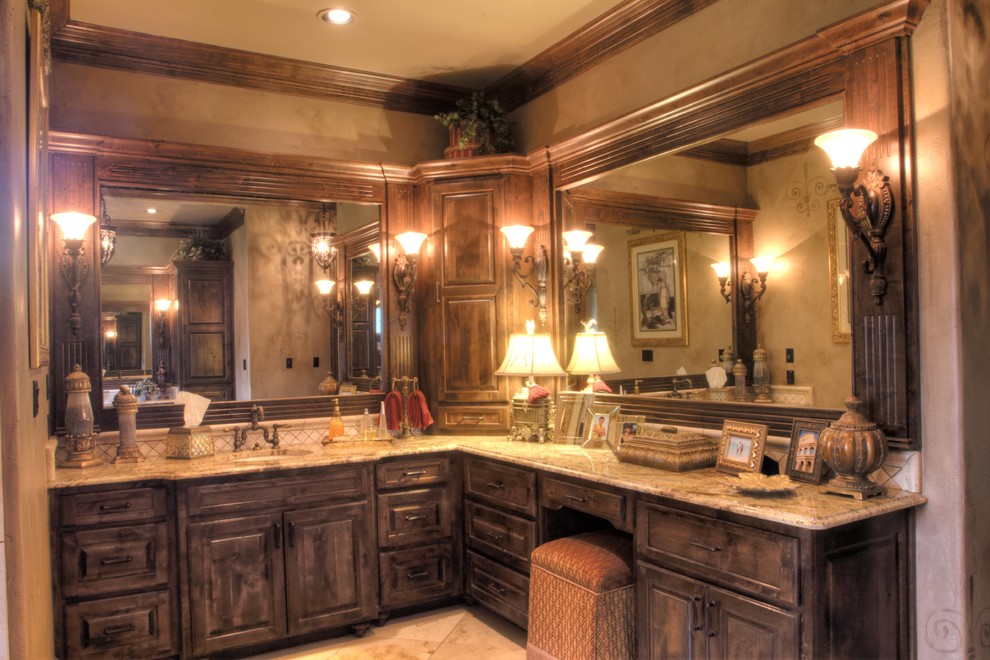 Foto på ett stort medelhavsstil en-suite badrum, med ett nedsänkt handfat, luckor med upphöjd panel, skåp i mellenmörkt trä, granitbänkskiva, beige kakel, keramikplattor, beige väggar och klinkergolv i porslin
