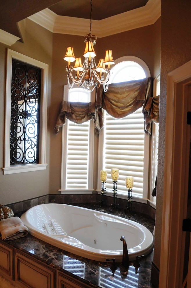 Стильный дизайн: главная ванная комната в средиземноморском стиле с фасадами с утопленной филенкой, бежевыми фасадами, полом из керамогранита, врезной раковиной и бежевым полом - последний тренд