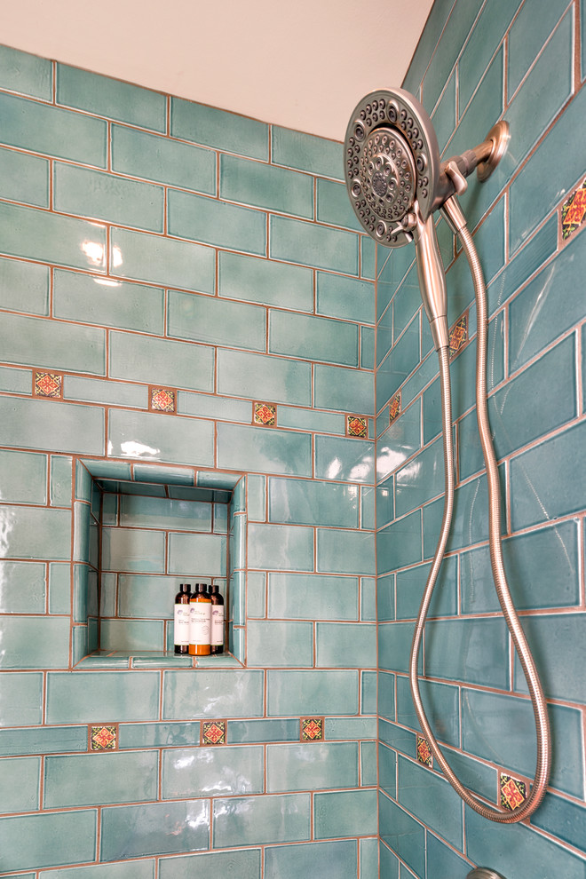 Immagine di una stanza da bagno mediterranea con lavabo sottopiano, ante lisce, ante in legno scuro, top in quarzite, doccia alcova, piastrelle verdi, piastrelle diamantate, pareti beige e pavimento in terracotta