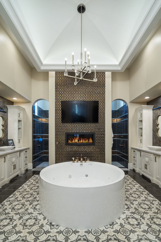 Klassisches Badezimmer En Suite mit Schrankfronten mit vertiefter Füllung, weißen Schränken, freistehender Badewanne, Doppeldusche, beiger Wandfarbe und Aufsatzwaschbecken in Phoenix