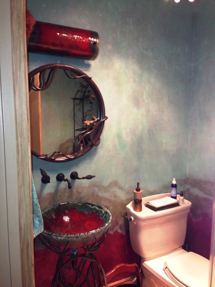 Kleine Mediterrane Gästetoilette mit Aufsatzwaschbecken, Toilette mit Aufsatzspülkasten, blauer Wandfarbe und Travertin in San Diego