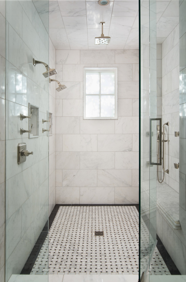 Идея дизайна: огромная главная ванная комната в средиземноморском стиле с фасадами островного типа, фасадами цвета дерева среднего тона, накладной ванной, двойным душем, унитазом-моноблоком, бежевой плиткой, плиткой мозаикой, белыми стенами, полом из керамогранита, настольной раковиной, столешницей из оникса, белым полом и душем с распашными дверями