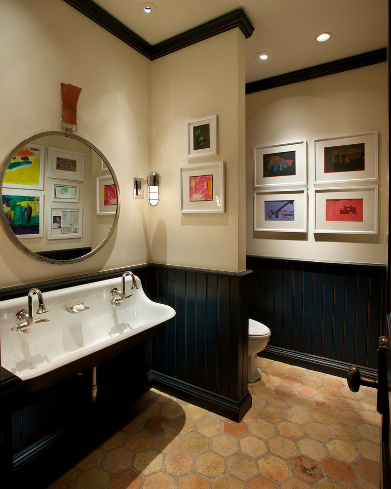 Foto di una piccola stanza da bagno con doccia mediterranea con lavabo rettangolare, WC monopezzo, pareti beige e pavimento in terracotta