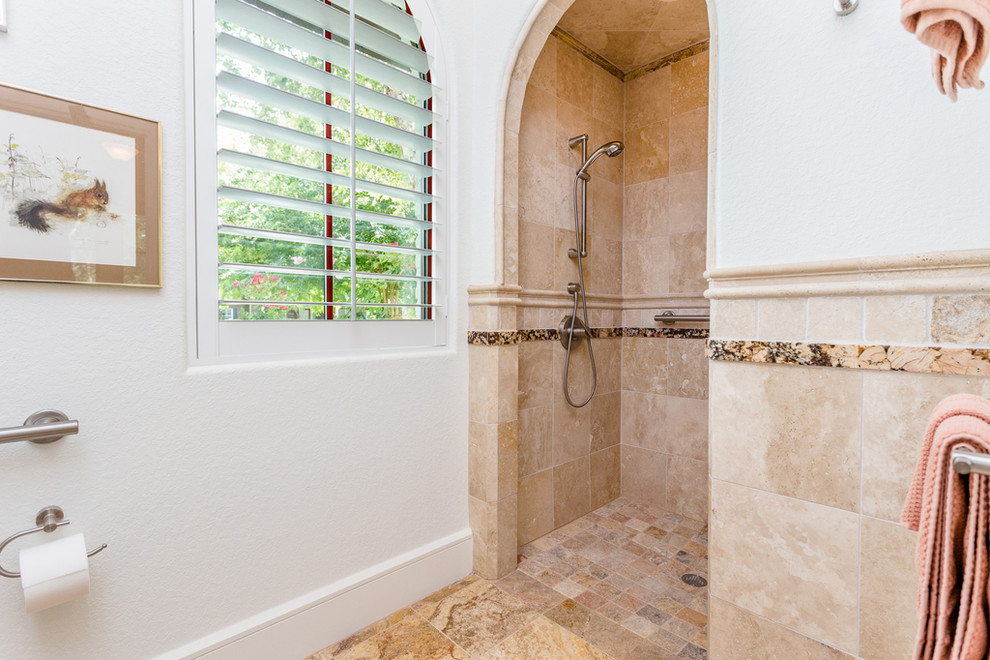 Exempel på ett stort medelhavsstil beige beige badrum, med skåp i shakerstil, vita skåp, en öppen dusch, beige kakel, travertinkakel, vita väggar, mellanmörkt trägolv, ett undermonterad handfat, granitbänkskiva, brunt golv och med dusch som är öppen