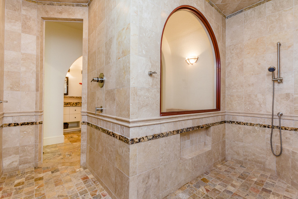 Стильный дизайн: большая главная ванная комната в средиземноморском стиле с фасадами в стиле шейкер, белыми фасадами, накладной ванной, открытым душем, бежевой плиткой, плиткой из травертина, белыми стенами, полом из травертина, врезной раковиной, столешницей из гранита, бежевым полом, открытым душем и бежевой столешницей - последний тренд