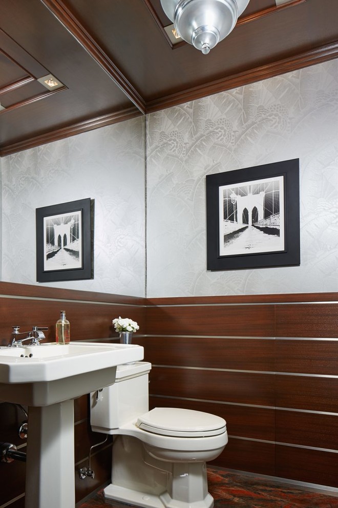 Источник вдохновения для домашнего уюта: ванная комната в средиземноморском стиле с унитазом-моноблоком, серыми стенами, раковиной с пьедесталом и коричневым полом