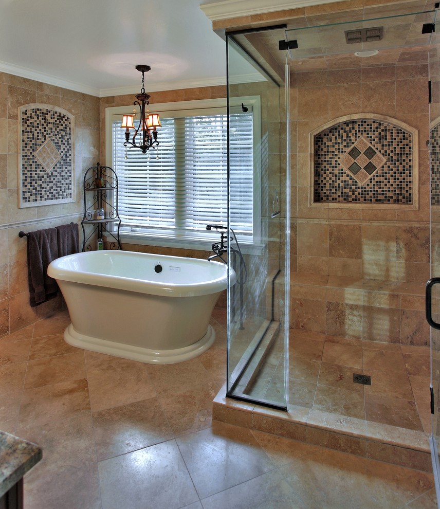 Medelhavsstil inredning av ett stort en-suite badrum, med ett fristående badkar, en hörndusch, beige kakel, stenkakel, beige väggar, marmorgolv, brunt golv och dusch med gångjärnsdörr