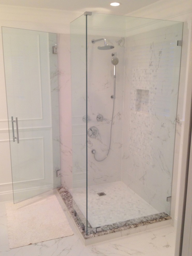 Ispirazione per una stanza da bagno classica con doccia ad angolo, piastrelle in pietra e pavimento in marmo