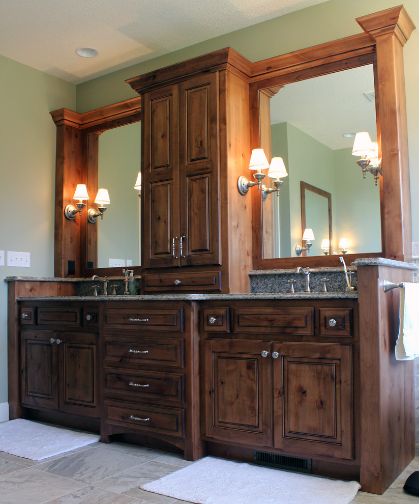 Idéer för ett mellanstort klassiskt beige en-suite badrum, med luckor med upphöjd panel, skåp i mellenmörkt trä, ett fristående badkar och granitbänkskiva