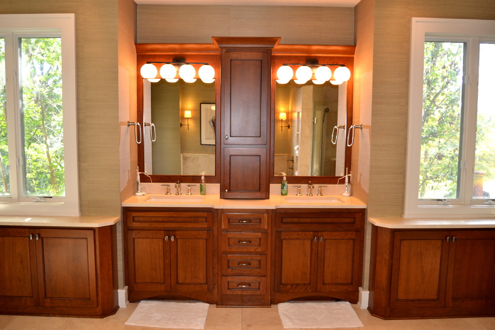 Réalisation d'une salle de bain principale tradition en bois brun de taille moyenne avec un placard à porte affleurante, un sol en carrelage de céramique, un lavabo encastré et un mur beige.