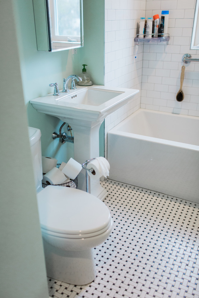 Idée de décoration pour une grande salle d'eau tradition avec un placard à porte shaker, des portes de placard grises, une baignoire en alcôve, un combiné douche/baignoire, WC séparés, un carrelage blanc, un carrelage métro, un mur beige, un sol en carrelage de terre cuite, un lavabo encastré, un plan de toilette en surface solide, un sol multicolore et une cabine de douche avec un rideau.