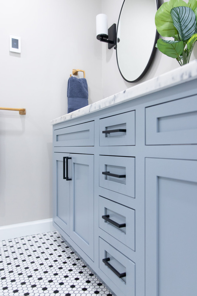 На фото: главная ванная комната среднего размера в стиле модернизм с синими фасадами, отдельно стоящей ванной, открытым душем, белой плиткой, керамической плиткой, бежевыми стенами, полом из керамической плитки, черным полом, душем с раздвижными дверями, белой столешницей, нишей, тумбой под две раковины и встроенной тумбой
