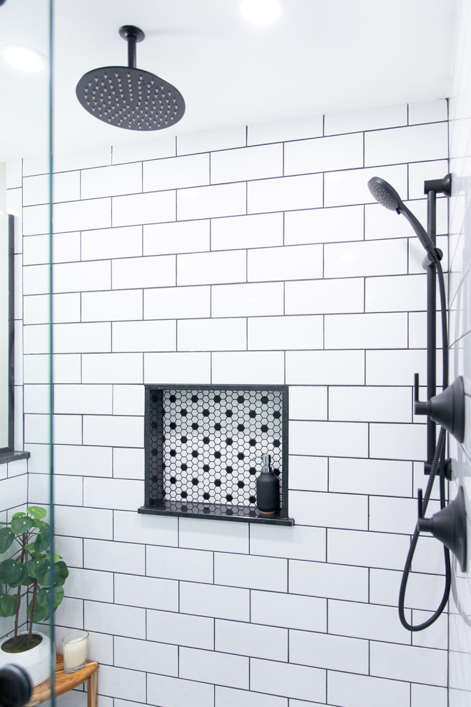Foto på ett mellanstort funkis vit en-suite badrum, med blå skåp, ett fristående badkar, en öppen dusch, vit kakel, keramikplattor, beige väggar, klinkergolv i keramik, svart golv och dusch med skjutdörr