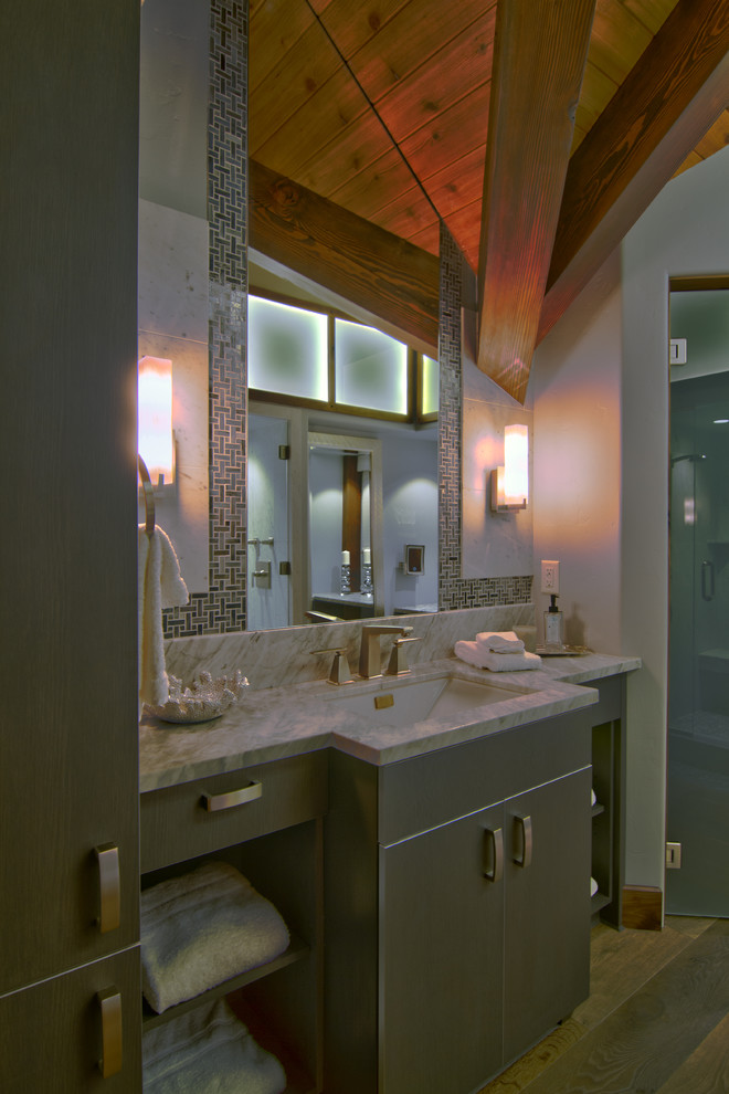 Свежая идея для дизайна: большая главная ванная комната в современном стиле с плоскими фасадами, темными деревянными фасадами, отдельно стоящей ванной, синей плиткой, серыми стенами, мраморным полом, врезной раковиной и мраморной столешницей - отличное фото интерьера