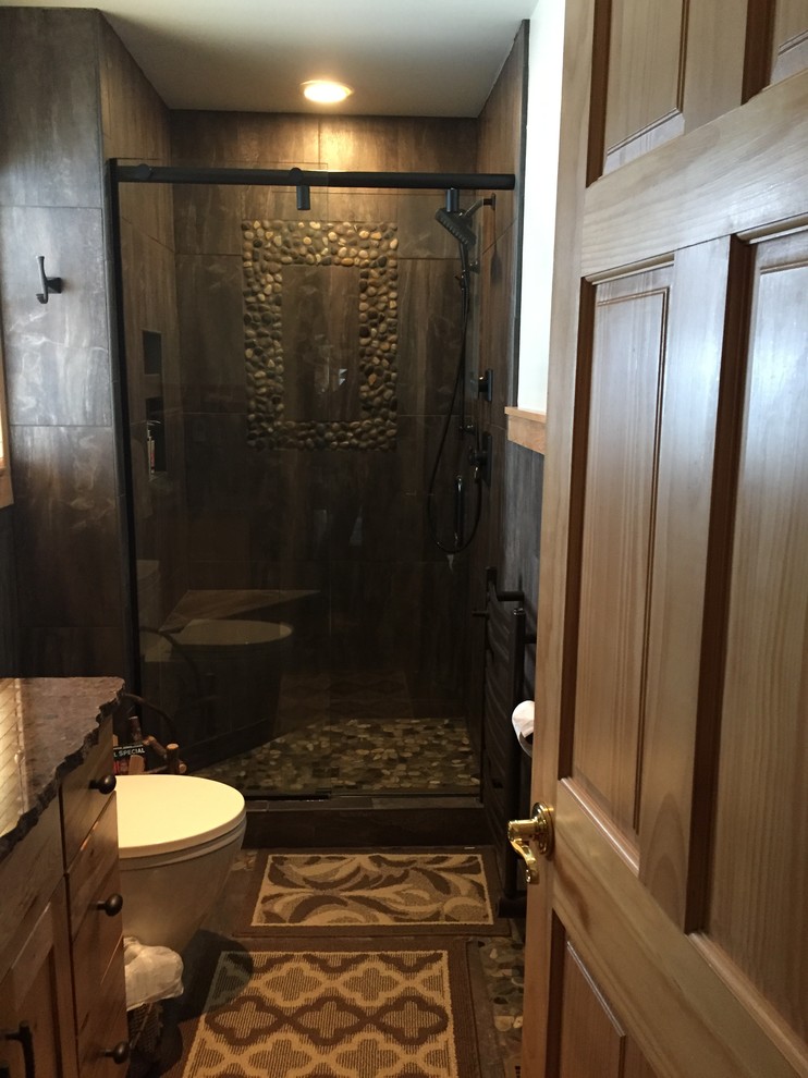 Idéer för ett stort rustikt en-suite badrum, med möbel-liknande, skåp i mörkt trä, ett hörnbadkar, en dusch i en alkov, beige kakel, travertinkakel, beige väggar, travertin golv, ett undermonterad handfat, bänkskiva i täljsten, brunt golv och dusch med gångjärnsdörr