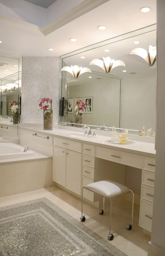 Modelo de cuarto de baño principal contemporáneo grande con armarios con paneles con relieve, puertas de armario blancas y encimera de mármol