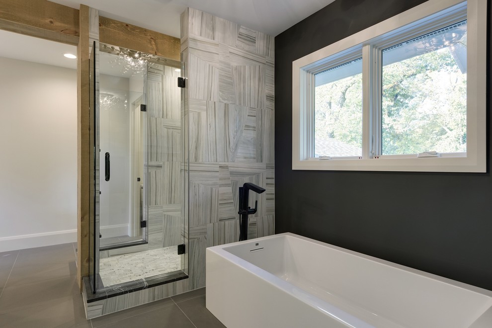 Mittelgroßes Modernes Duschbad mit Schrankfronten im Shaker-Stil, hellen Holzschränken, Eckdusche, weißer Wandfarbe, Unterbauwaschbecken, beigem Boden und Falttür-Duschabtrennung in Minneapolis