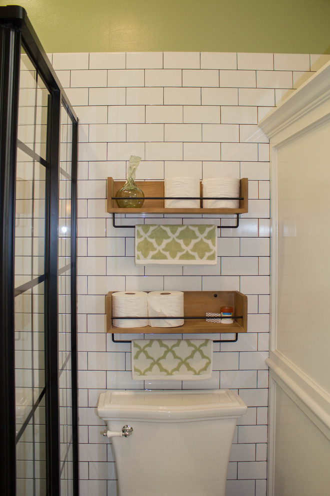 Стильный дизайн: маленькая главная ванная комната в стиле кантри с коричневыми фасадами, душем в нише, раздельным унитазом, белой плиткой, керамической плиткой, зелеными стенами, мраморным полом, врезной раковиной, мраморной столешницей, белым полом и душем с раздвижными дверями для на участке и в саду - последний тренд