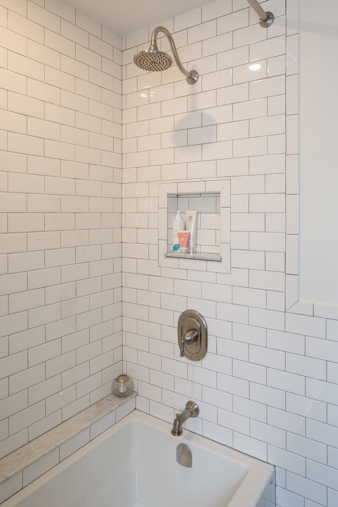 Immagine di una piccola stanza da bagno country con vasca ad alcova, vasca/doccia, WC a due pezzi, pistrelle in bianco e nero, piastrelle diamantate, pareti bianche, pavimento in marmo e lavabo sospeso