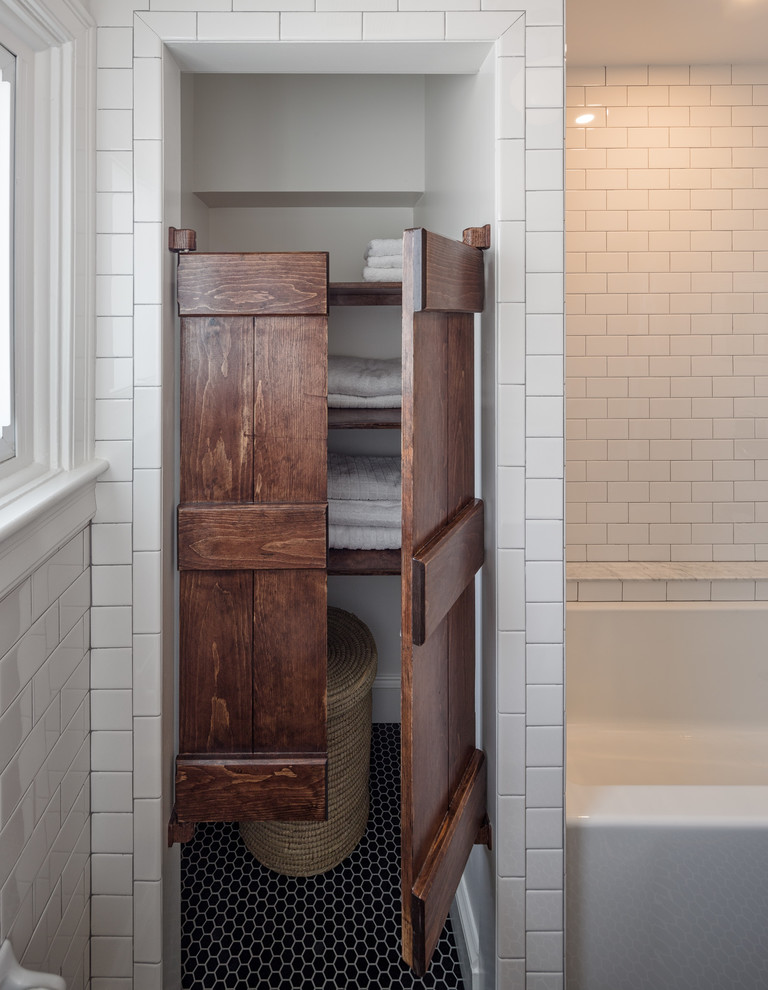 Свежая идея для дизайна: маленькая ванная комната в стиле кантри с ванной в нише, душем над ванной, раздельным унитазом, черно-белой плиткой, плиткой кабанчик, белыми стенами, мраморным полом и подвесной раковиной для на участке и в саду - отличное фото интерьера
