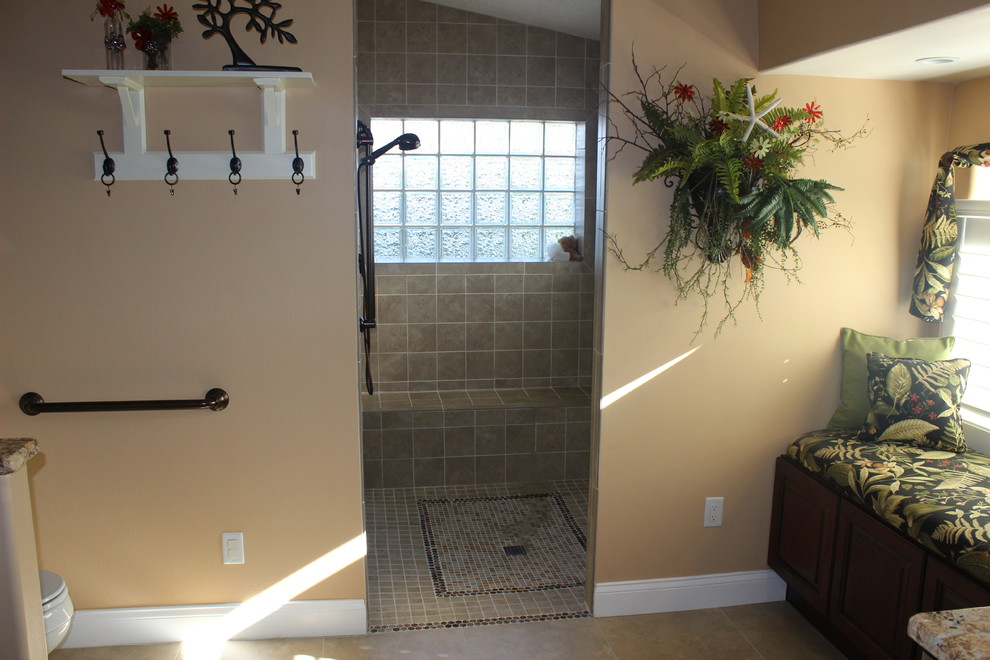 Exemple d'une salle de bain principale chic en bois foncé avec un lavabo encastré, un plan de toilette en granite, une douche ouverte, WC à poser, un carrelage beige, des carreaux de porcelaine, un mur noir et un sol en carrelage de porcelaine.