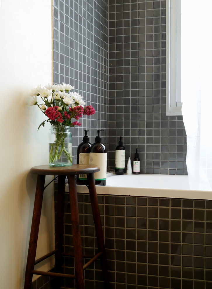 Inspiration for an industrial bathroom remodel in Melbourne