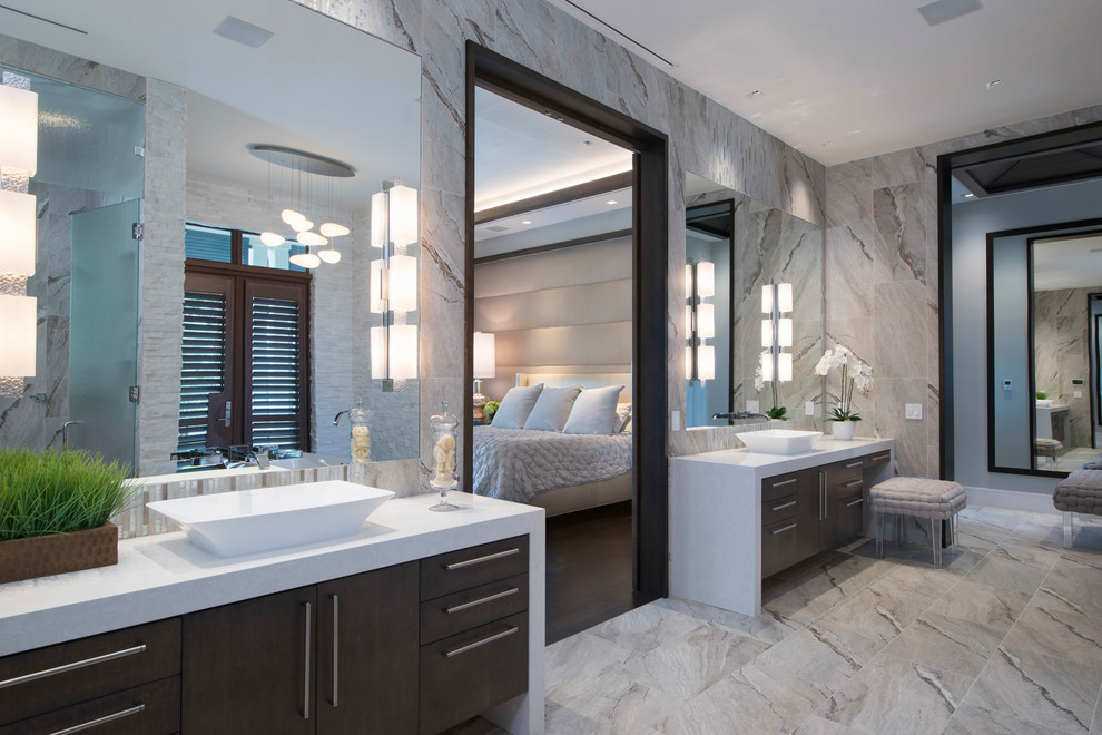 Идея дизайна: главная ванная комната в современном стиле с плоскими фасадами, темными деревянными фасадами, серой плиткой, настольной раковиной, серым полом и зеркалом с подсветкой