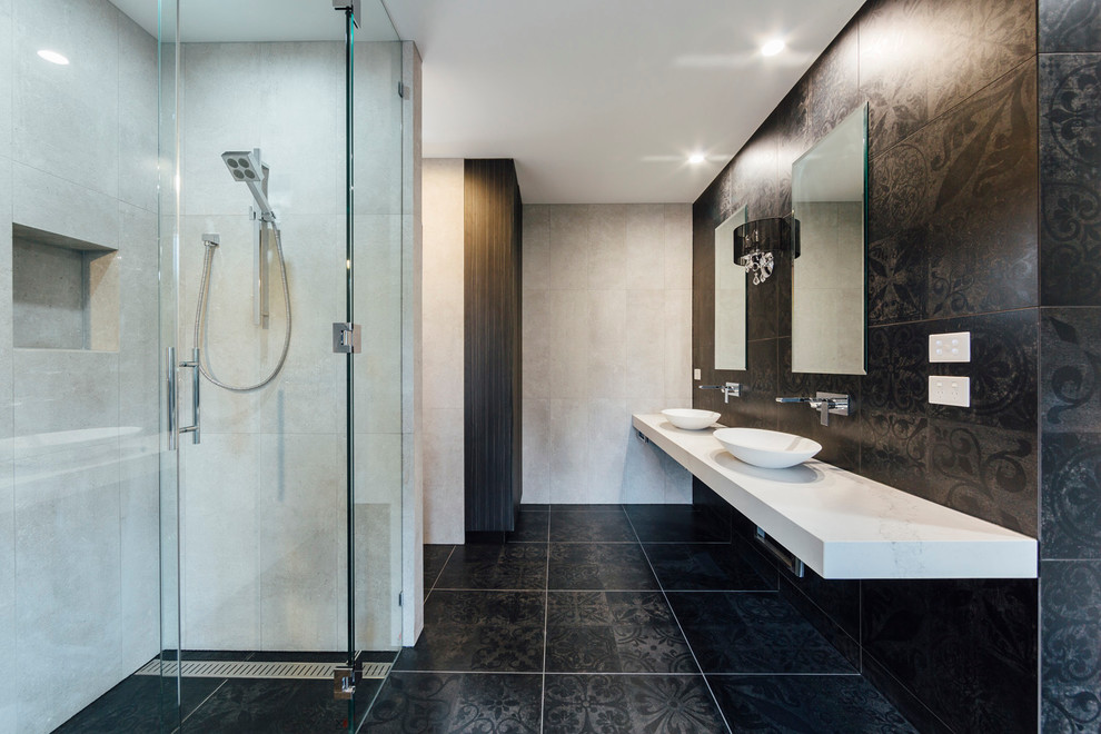 Modelo de cuarto de baño principal contemporáneo de tamaño medio con bañera exenta, ducha abierta, baldosas y/o azulejos grises, baldosas y/o azulejos de piedra, paredes grises, suelo de azulejos de cemento, lavabo sobreencimera y encimera de mármol