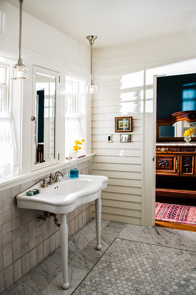 Badezimmer mit weißen Schränken, weißen Fliesen, Terrakottafliesen, weißer Wandfarbe, Marmorboden, Sockelwaschbecken und grauem Boden in Portland